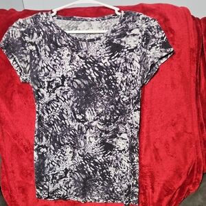 Daisy Fuentes Red and Black Fitted Graphic Short Sleeve Tee
